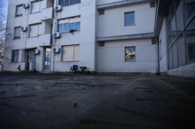 KOMŠINICA OTKRILA DOSAD NEPOZNATI DETALJ! Evo šta se dešavalo u Ivaninom stanu KOBNE NOĆI: Pomislila sam da se čuje kako neko ima odnose (FOTO)