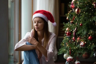 KAKO SE UHVATITI U KOŠTAC SA PRAZNIČNOM DEPRESIJOM? Nova godina i Božić bi trebalo da su najradosniji period u godini, međutim, zašto je sve više ljudi depresivno tokom praznika?