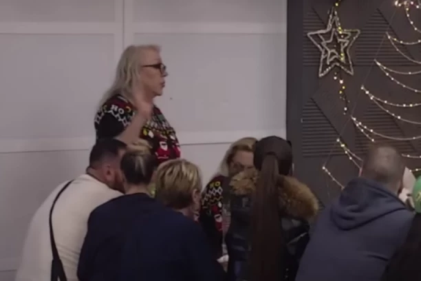 DEVICA MARIJA JE RASTURAČICA BRAKOVA: Zorica Marković brutalno isprozivala Anđelu Đuričić, stavila je na stub srama! (VIDEO)