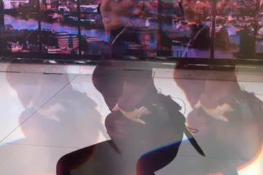 VRELI PLES JOVANE JEREMIĆ ZALUDEO GLEDAOCE: Voditeljka se uvijala u programu, a helanke na njoj pucaju! (VIDEO)