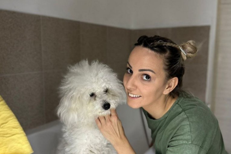 Grumer Branka Bojić uživa sa malim belim psom