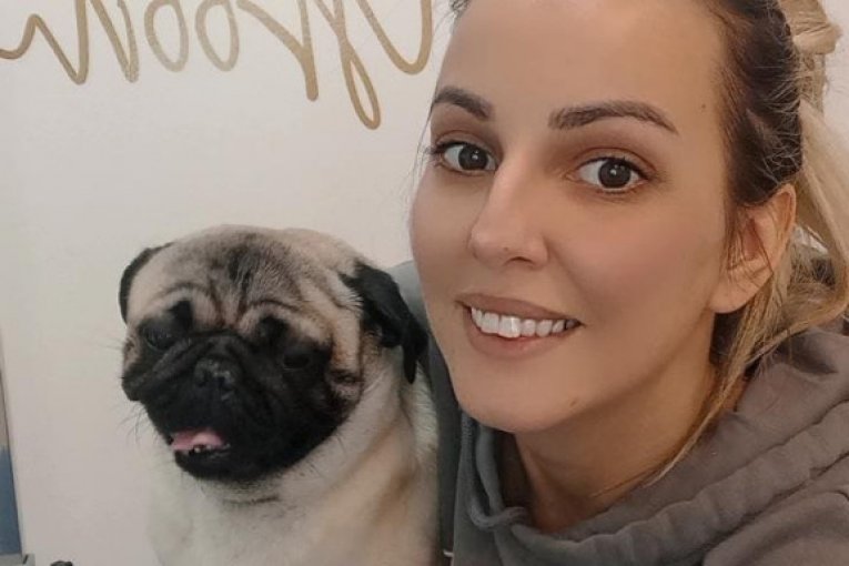 Grumer Branka Bojić pozira sa "klijentom"