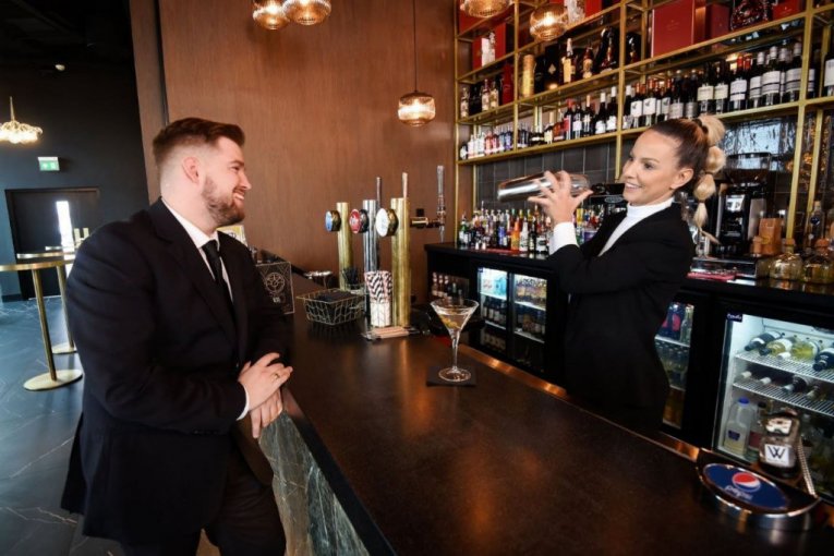 Branka Bojić za šankom