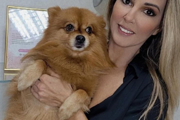 Branka Bojić sa psom na tretmanu