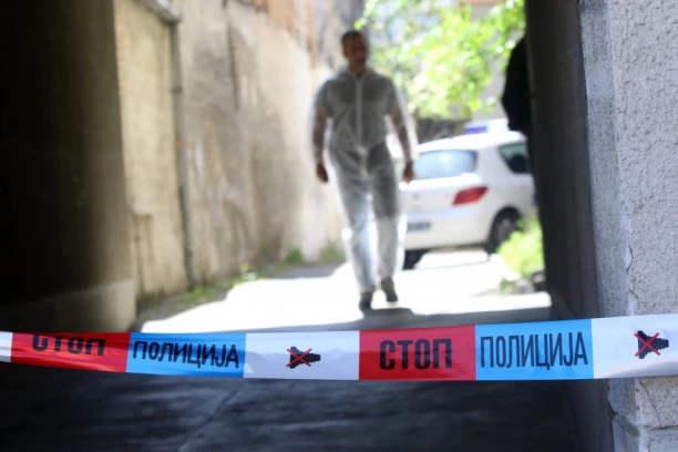 OVO JE ZGRADA U KOJOJ JE SIN ISKASAPIO RODITELJE, PA SE BACIO! Sve vrvi od policije, komšije SKAMENJENE od strahovitog prizora (FOTO)