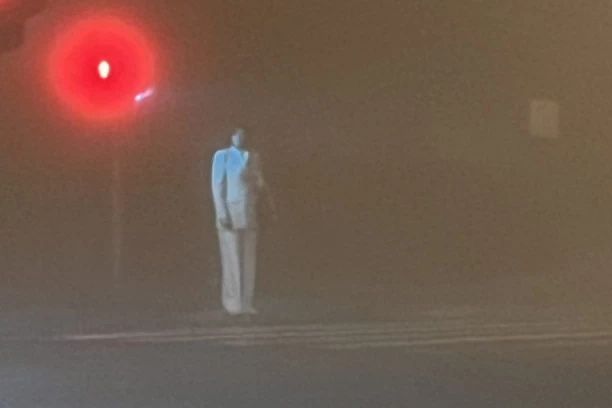 JEZA MI SE UVUKLA U KOSTI, BIO SAM PARALISAN! Bizarna pojava na semaforu ZALEDILA Čačanina - Izgledala je kao DUH!