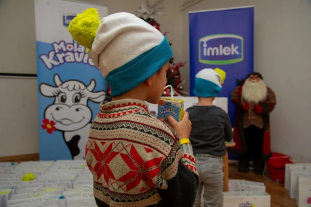 MOJA KRAVICA ČOKOLADNO MLEKO I NOVOGODIŠNJI POKLONI ZA DECU BEZ RODITELJSKOG STARANJA