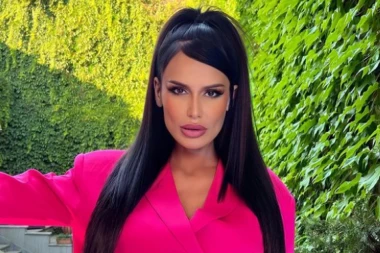 NAKON SKANDALOZNE TUČE SA SESTROM, INDIRA ARADINOVIĆ MENJA ŽIVOT IZ KORENA:  Pevačica donela OVU ODLUKU (FOTO)