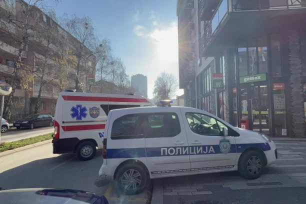 TEŠKA NESREĆA KOD NOVE VAROŠI! Vozilo potpuno smrskano, na terenu policija i Hitna pomoć!