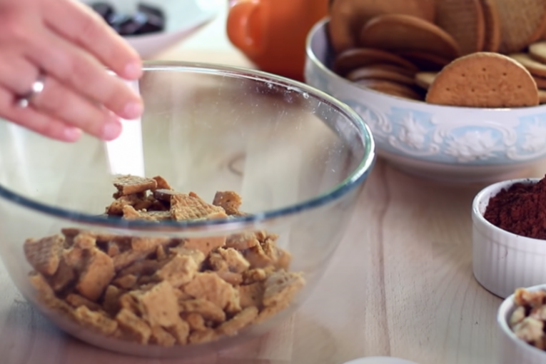 Priprema sastojaka - mrvljenje keksa u činiju