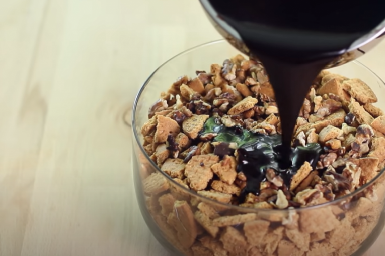 Izlivanje preliva u keks