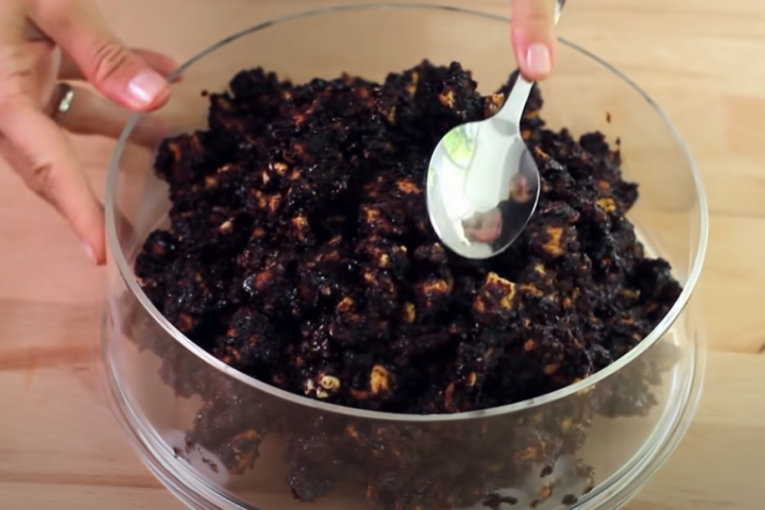 Sipanje keks smese u posudu