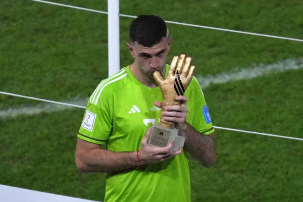 SKANDAL MAJSTOR OPET U CENTRU PAŽNJE! Devojka želela da posveti tetovažu Martinezu, pa postala PREDMET SPRDNJE! (FOTO)