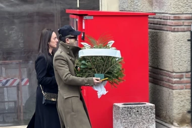 NA LAĆINOJ SAHRANI SE POJAVIO ESTRADNI SIN MARINE TUCAKOVIĆ: Prolio suze bola, ne može da stoji na nogama!