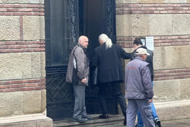 SLOMLJENI FUTA SE POJAVIO NA SAHRANI SINA: Od bola i tuge omašio kapelu, a kad je video umrlicu, zamalo se srušio! (VIDEO)