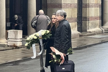 KATARINA REBRAČA NAKON MEDIJSKE ILEGALE NA SAHRANI LAĆE RADULOVIĆA: Futa joj pao u zagrljaj kad je video!