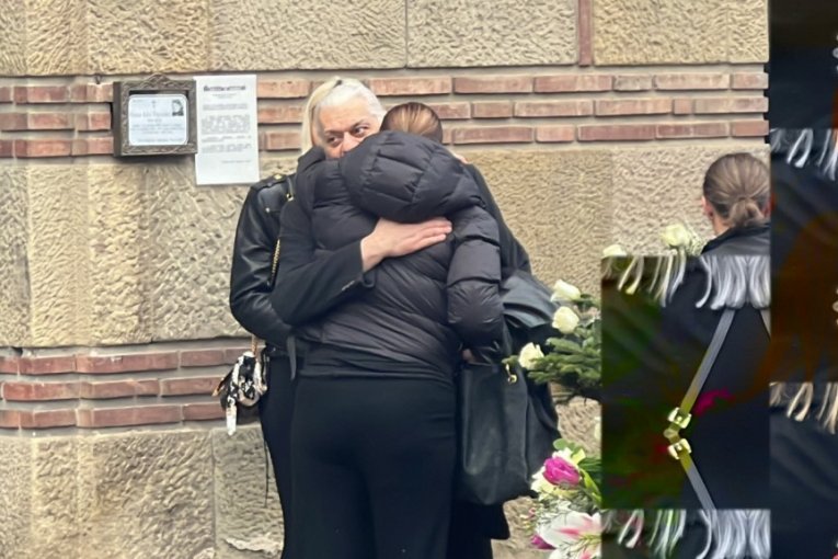 Mira Škorić na Laćinoj sahrani