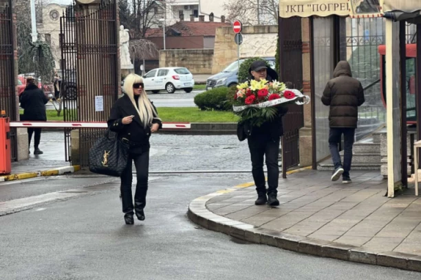 BEKVALAC, DARA I MIRA ŠKORIĆ NA NOVOM GROBLJU: Pevačice u crnini stigle da se oproste od Laće!