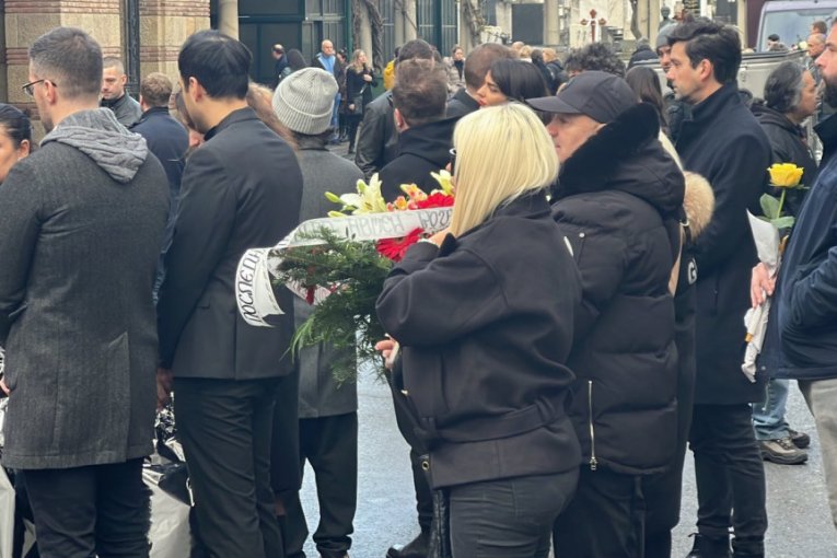 Dara Bubamara na Laćinoj sahrani