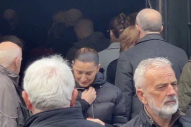 POTRESNA SCENA NA LAĆINOJ SAHRANI: Miri Škorić pozlilo, pevačicu prigrlile kolege da se ne sruši!