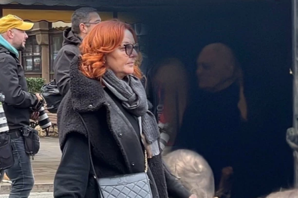 ANA BEKUTA STIGLA NA LAĆINU SAHRANU: Pevačica utrčala u kapelu kod Fute! (FOTO)