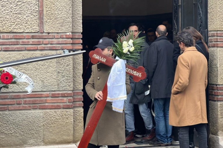 Danijel Pavlović nosio krst na sahrani Milana Laće Radulovića