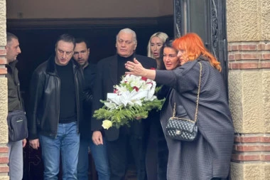 KUMA MARINE TUCAKOVIĆ SE POJAVILA NA SAHRANI: Marijanu bol razneo u delove, ne odvaja se od Fute!