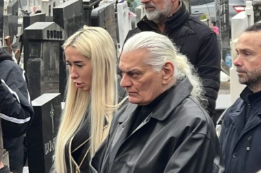 FUTA SE RASTAJE OD DUŠE, JECAJI ODZVANJAJU GROBLJEM: Laća spušten u porodičnu grobnicu!