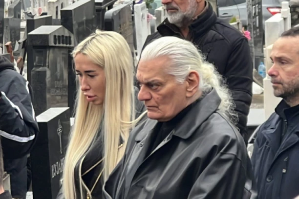 FUTA SE RASTAJE OD DUŠE, JECAJI ODZVANJAJU GROBLJEM: Laća spušten u porodičnu grobnicu!