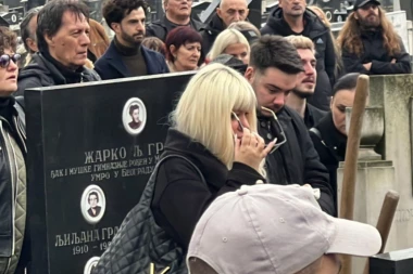 DARA BUBAMARA SE GUŠILA U SUZAMA TOKOM LAĆINE SAHRANE: Pevačica pukla od bola, ispratila prijatelja na večni počinak!