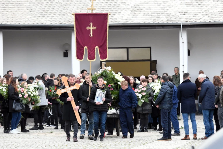 DA SRCE PUKNE! Ivana sahranjena u beloj venčanici! Majka jaukala: "LEPOTICE MOJA, NE DAJU MI DA TE VIDIM"! (FOTO/VIDEO)