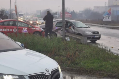 POGINULA JEDNA, POVREĐENE DVE OSOBE: Težak udes kod Čačka (FOTO)