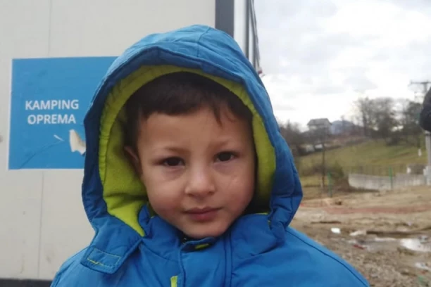 BOSONOGI DEČAK EMIR KOJI JE RASPLAKAO SRBIJU DOBIO CIPELICE! Često je gladan, otac ga je ostavio, a za praznike ima samo JEDNU želju! (VIDEO)