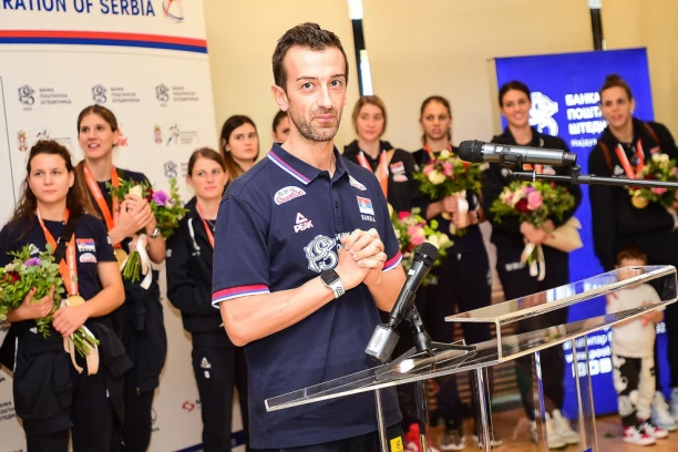 POTRESNO: Evo kako se selektor Santareli OPROSTIO od srpskih odbojkašica!