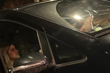 NOVA URAGANKA DIGLA NOGE! Pevačica se zanela, celom gradu pokazala GOLE BUTINE! (VIDEO)