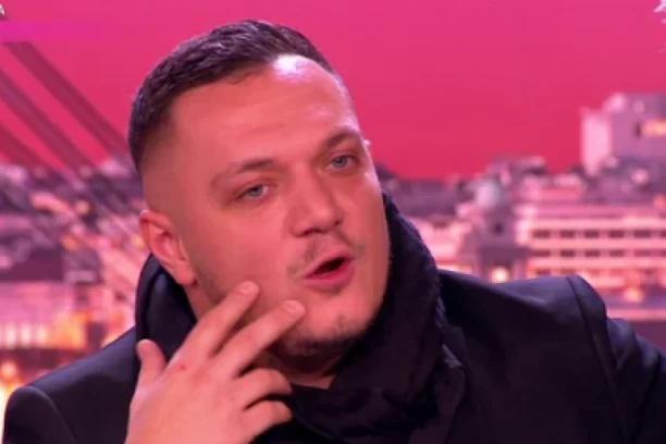 GASTOZ BACIO OKO NA MLADU PEVAČICU: Obasipa je komplimentima, sve procurilo JAVNO! (FOTO)