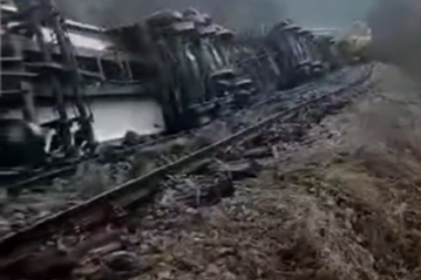 NOVI SNIMAK HAOSA KOD PIROTA: Vagoni i dalje prevrnuti leže na pruzi, ekipe na terenu (VIDEO)