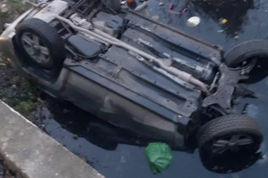 PRVA FOTOGRAFIJA NESREĆE U KOTEŽU: Vozilo potpuno upalo u kanal sa vodom, vozač izgubio život