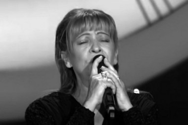 GRAND ZAVIJEN U CRNO: Pevačica izgubila životnu bitku nakon teške bolesti, svi su voleli da je slušaju