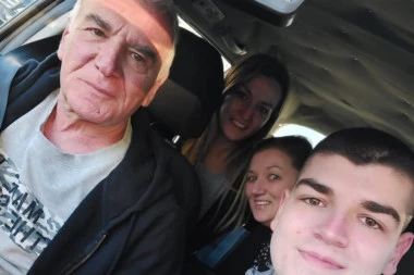 PRVA NEDELJKOVIĆEVA FOTOGRAFIJA SA PORODICOM NAKON IZLASKA IZ PRITVORA: "Nema predaje" ponosno poneo na svojim grudima!