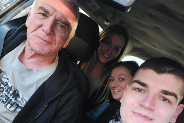 PRVA NEDELJKOVIĆEVA FOTOGRAFIJA SA PORODICOM NAKON IZLASKA IZ PRITVORA: "Nema predaje" ponosno poneo na svojim grudima!