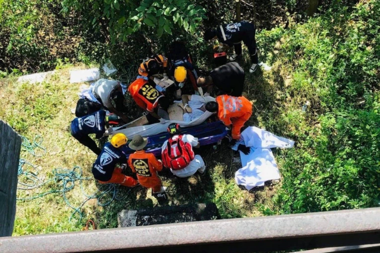 TURISTU SELFI KOŠTAO ŽIVOTA! Na tajlandskoj ''pruzi smrti'' hteo da se selfira, pa ispao iz voza i NASTRADAO