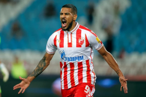 MOŽEŠ DA ODEŠ IZ SRBIJE, ALI ONA IZ TEBE NE! Bivši LJUBIMAC ZVEZDINIH navijača uživa uz ĆEVAPE I AJVAR!