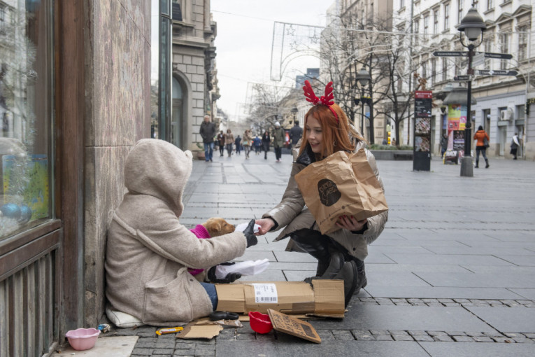 Podela ručka ljudima sa ulice