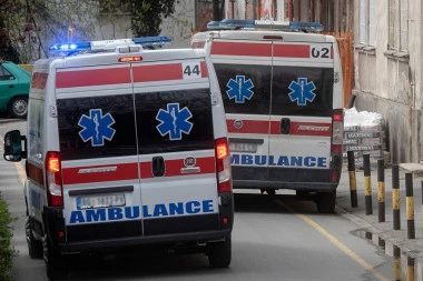 TEŠKA NESREĆA U KRNJAČI: Povređeni biciklista prevezen u Urgentni, lekari mu se bore za život