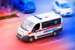 SUDAR MOTOCIKLA I AUTOMOBILA NA VOŽDOVCU: Vozač dvotočkaša prevezen u Urgentni na reanimaciju