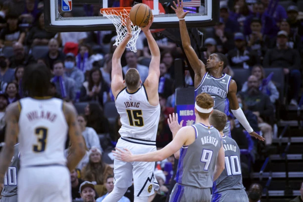 NE POMAŽE NI 40 POENA: Jokić nosio Denver, ali uzalud - Sakramento PREKINUO serija Nagetsa! (VIDEO)