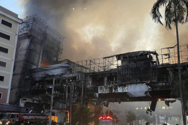 LJUDI ISKAKALI KROZ PROZOR DA SE SPASU! Veliki požar u hotelu u Kambodži, 10 mrtvih! (FOTO, VIDEO)