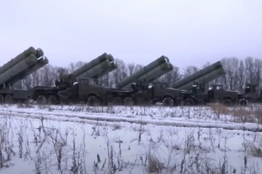 ISTRAŽUJE SE ODAKLE JE DOŠLA: Ovo su delovi rakete koja je pala na teritoriju Belorusije (FOTO)