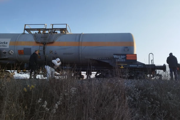 VAGON CISTERNA KOD ZAJEČARA PODIGNUTA NA KOLOSEK: Oglasili se iz Infrastrukture železnica Srbije - očekuje se uspostavljanje saobraćaja!